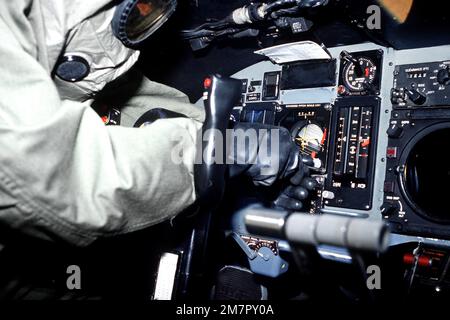 Un membro dell'equipaggio del 436th Avionics Maintenance Squadron, vestito con un equipaggiamento da guerra chimica, rimuove l'indicatore di direzione dell'altitudine dall'abitacolo di un velivolo C-5A Galaxy durante un test di equipaggiamento da difesa da guerra chimica. Base: Dover Air Force base Stato: Delaware (DE) Paese: Stati Uniti d'America (USA) Foto Stock