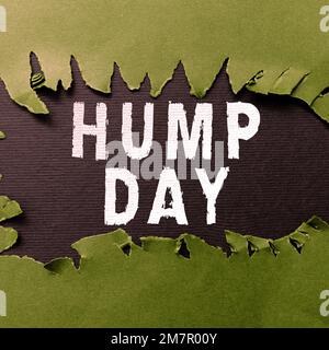 Scrittura a mano segno Hump Day. Business vetrina arrampicata su una collina proverbiale per passare attraverso una settimana difficile Mercoledì Foto Stock
