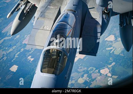 Una US Air Force F-15 Eagle con la 125th Fighter Wing, Florida Air National Guard, si rifornisce in volo da un KC-135 Stratotanker con la 117th Air Refeling Wing, Alabama ANG, durante l'esercizio Sentry Savannah. Tre unità di rifornimento di aria provenienti da tutta la Guardia Nazionale aerea hanno fornito il rifornimento in volo a sostegno di Sentry Savannah 2022, il principale esercizio contro-aereo della ANG che comprende 10 unità di aerei da caccia di quarta e quinta generazione, mette alla prova le capacità dei nostri combattenti in un ambiente simulato vicino-pari e allena la prossima generazione di piloti da combattimento per la lotta di domani Foto Stock