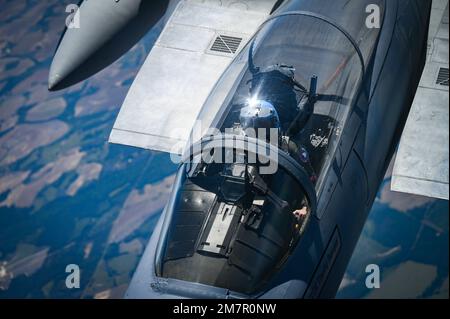 Una US Air Force F-15 Eagle con la 125th Fighter Wing, Florida Air National Guard, si rifornisce in volo da un KC-135 Stratotanker con la 117th Air Refeling Wing, Alabama ANG, durante l'esercizio Sentry Savannah. Tre unità di rifornimento di aria provenienti da tutta la Guardia Nazionale aerea hanno fornito il rifornimento in volo a sostegno di Sentry Savannah 2022, il principale esercizio contro-aereo della ANG che comprende 10 unità di aerei da caccia di quarta e quinta generazione, mette alla prova le capacità dei nostri combattenti in un ambiente simulato vicino-pari e allena la prossima generazione di piloti da combattimento per la lotta di domani Foto Stock