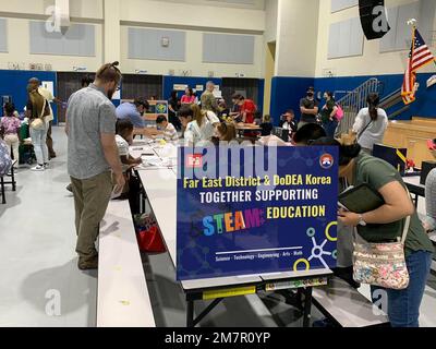 STATI UNITI I dipendenti del corpo militare degli ingegneri del Distretto Estremo Oriente si offrono volontari durante un evento di scienza, tecnologia, ingegneria, arte e matematica (STEAM), tenutosi alla Humphreys West Elementary School, maggio 11. Il far East District promuove attività A VAPORE in tutte le scuole del Dipartimento della Difesa Education Activity in Corea del Sud. (Foto dell'esercito DEGLI STATI UNITI) Foto Stock
