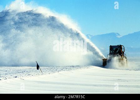 Un aratro da neve libera la pista durante il funzionamento Deep Freeze '80. Soggetto operativo/Serie: DEEP FREEZE '80 base: McMurdo Station Paese: Antartide (ATA) Foto Stock