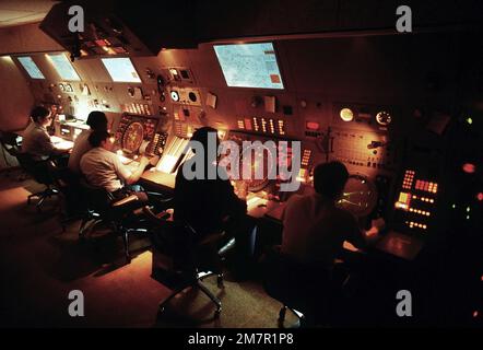 Controllori del traffico aereo in funzione nella sezione Radar Approach Control (RAPCON) del comando di comunicazione 1974th (AFCC). Base: Scott Air Force base Stato: Illinois (il) Paese: Stati Uniti d'America (USA) Foto Stock