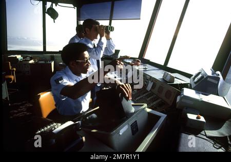 I controllori del traffico aereo dell'Air Force Communications Command (AFCC) nella torre di controllo osservano gli aeromobili in entrata e in uscita. Base: Norton Air Force base Stato: California (CA) Paese: Stati Uniti d'America (USA) Foto Stock
