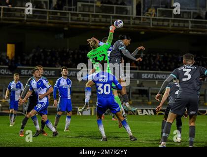 Il portiere di Bristol Rovers Anssi Jaakkola (32) si allontana dalla palla durante la partita del Papa John's Trophy Bristol Rovers vs Plymouth Argyle al Memorial Stadium, Bristol, Regno Unito, 10th gennaio 2023 (Foto di Stanley Kasala/News Images) Foto Stock