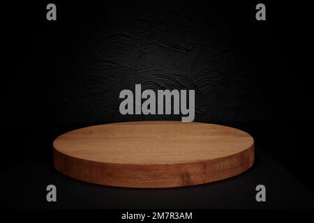 Display a podio o piedistallo in legno su sfondo scuro con concetto di supporto cilindrico. Scaffale vuoto sullo sfondo Foto Stock