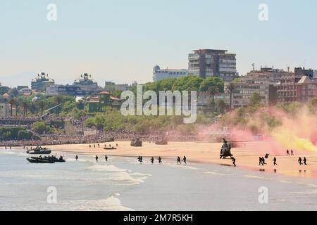 AAV-7A veicoli anfibi sulla spiaggia Eurocopter AS332B1 Super Puma Elicotteri e soldati nel surf Armed Forces Day 2009 maggio Foto Stock