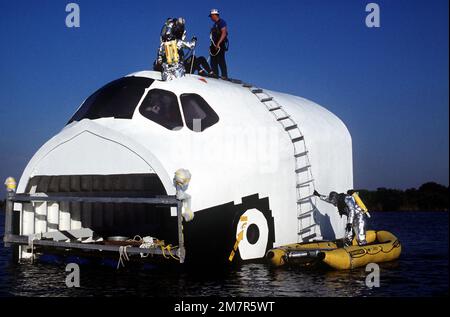 Parasalvemen del 38th Aerospace Rescue and Recovery Squadron dispiegano le zattere durante un esercizio di salvataggio con la navetta spaziale Columbia mockup. L'esercizio è uno dei tanti previsti per ottimizzare le operazioni di salvataggio e recupero per la vera Columbia. Base: Kennedy Space Center Stato: Florida (FL) Paese: Stati Uniti d'America (USA) Foto Stock