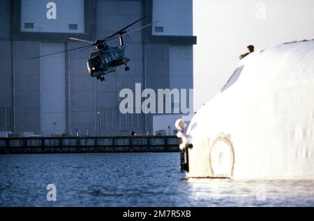 Una vista frontale sinistra di un elicottero di salvataggio Jolly Green Giant HH-3 del distaccamento 15, 38th Aerospace Rescue e Recovery Squadron, in quanto si avvicina alla Columbia beffa, dove i parasavaluti sono già stati abbandonati durante un esercizio di salvataggio con navetta spaziale. L'esercizio è uno dei tanti previsti per ottimizzare le operazioni di salvataggio e recupero per la vera Columbia. Base: Kennedy Space Center Stato: Florida (FL) Paese: Stati Uniti d'America (USA) Foto Stock