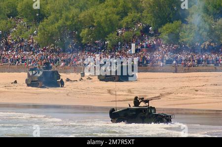 AAV-7A veicoli anfibi e un Hummer sulla spiaggia di Sardinero durante il giorno delle forze Armate Santander Cantabria Spagna 30 maggio 2009 Foto Stock