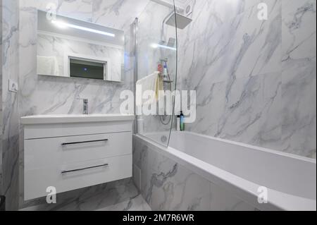 Moderno bagno interno in marmo bianco Foto Stock