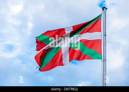 Bandiera dei Paesi Baschi che sventola contro un cielo. Foto Stock
