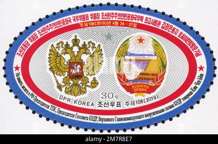 2019 francobollo nordcoreano per commemorare la visita di Kim Jong un in Russia, con gli stemmi della Russia e della RPDC. Foto Stock
