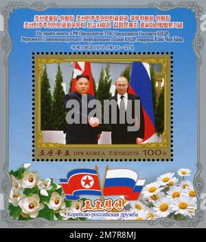 2019 foglio commemorativo nordcoreano con Kim Jong un e Vladimir Putin che stringono la mano durante una riunione diplomatica in Russia. Foto Stock