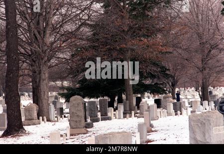 La Guardia d'onore dell'Aeronautica militare lancia un saluto da 21 cannoni alla conclusione del servizio funerale in riva al cimitero nazionale di Arlington per Michael Hammer, specialista del lavoro AFL-CIO a San Salvador per il Dipartimento di Stato. Base: Arlington Stato: Virginia (VA) Nazione: Stati Uniti d'America (USA) Foto Stock