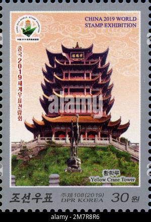 Francobollo della Corea del Nord del 2019 per commemorare la mostra mondiale dei francobolli della Cina a Wuhan, con la storica Torre della gru gialla. Foto Stock