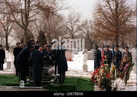 La Guardia d'onore dell'Aeronautica militare piega la bandiera dalla bara di Michael Hammer, ucciso a San Salvador mentre vi viene assegnato come specialista del lavoro AFL-CIO per il Dipartimento di Stato, durante il servizio sul cimitero nazionale di Arlington. Base: Arlington Stato: Virginia (VA) Nazione: Stati Uniti d'America (USA) Foto Stock