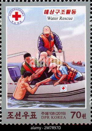 2019 francobollo della Corea del Nord per commemorare il 100° anniversario della Croce Rossa Internazionale, raffigurante un'operazione di salvataggio in acqua. Foto Stock