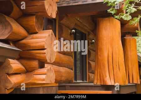 Facciata casalinga in legno di cedro rosso artigianale con gradini e portico in estate. Foto Stock