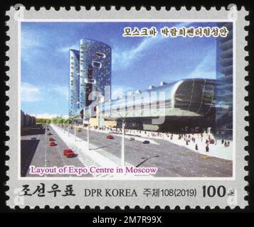Francobollo nordcoreano 2019 con un futuristico layout architettonico dell'Expo Centre di Mosca, Russia. Juche 108 numero commemorativo. Foto Stock
