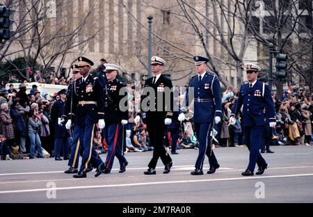 L'ufficiale comandante della Guardia d'onore dei servizi congiunti del Distretto militare di Washington è seguito dagli ufficiali responsabili delle cinque guardie d'onore dei servizi militari durante la parata inaugurale lungo Pennsylvania Avenue. Base: Washington Stato: District of Columbia (DC) Nazione: Stati Uniti d'America (USA) Foto Stock