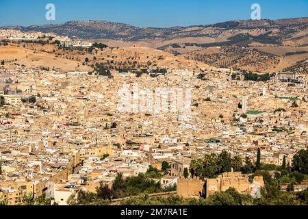 Bellissimo paesaggio urbano della medina araba a Fez, Marocco, Nord Africa Foto Stock