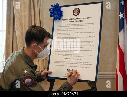 220512-N-VP266-1005 WASHINGTON (12 maggio 2022) il 12th maggio 2022 Michael Steffen, comandante del Distretto navale di Washington (NDW), ha firmato un proclama in onore del mese della Gold Star Awareness durante un municipio presso la sede centrale di NDW a bordo dello storico Washington Navy Yard. Il Navy Gold Star Program fornisce supporto ai membri della famiglia sopravvissuti di marinai morti durante il servizio attivo, indipendentemente dal ramo militare, dalla posizione o dal modo di morte della persona amata. Foto Stock