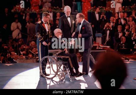 Sul palco del Capital Center ci sono un tenente colonnello dell'esercito che accompagna le cinque stelle in pensione GEN Omar Bradley (in sedia a rotelle), l'attore Jimmy Stewart e il comico Bob Hope (che scuote le mani con Bradley), durante la festa di gala, il giorno dell'inaugurazione. Base: Landover Stato: Maryland (MD) Paese: Stati Uniti d'America (USA) Foto Stock