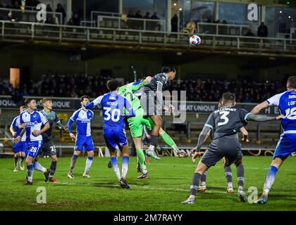 Il portiere di Bristol Rovers Anssi Jaakkola (32) prende il pallone in salvo davanti al difensore di Plymouth Argyle Nigel Lonwijk (21) durante la partita del Papa John's Trophy Bristol Rovers vs Plymouth Argyle al Memorial Stadium, Bristol, Regno Unito, 10th gennaio 2023 (Foto di Stanley Kasala/News Images) Foto Stock