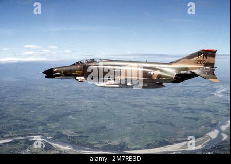 UNA vista aria-aria lato sinistro di un F-4G Phantom II Advanced Wild Weasel Aircraft. Base: Clark Air base Stato: Luzon Paese: Filippine (PHL) Foto Stock