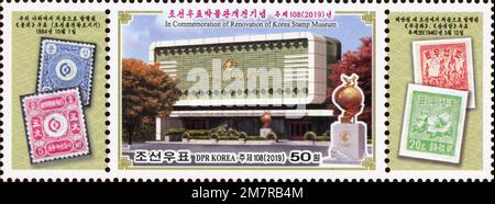 2019 foglio ricordo della Corea del Nord per commemorare la ristrutturazione del Korea Stamp Museum a Pyongyang, con francobolli storici e facciata del museo. Foto Stock