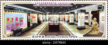 Francobollo della Corea del Nord del 2019 per commemorare la ristrutturazione del Korea Stamp Museum a Pyongyang, con la galleria interna del museo. Foto Stock