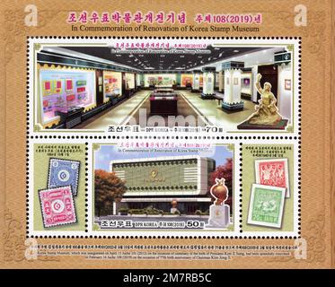2019 Foglio di souvenir della Corea del Nord che commemora la ristrutturazione del Museo dei francobolli della Corea a Pyongyang, con vedute interne ed esterne. Foto Stock