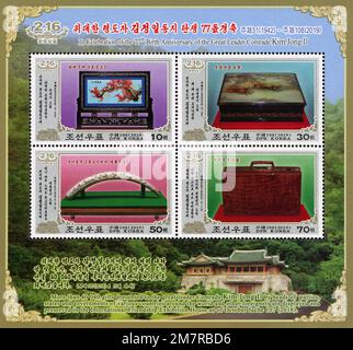 2019 foglio di francobolli della Corea del Nord per il 77° anniversario di Kim Jong il, che mostra i regali della International Friendship Exhibition House. Foto Stock