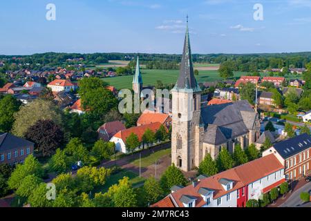 Vista aerea di St. Chiesa di Boniface, Neuenkirchen-Voerden, Chiesa cattolica, Oldenburger Muensterland, Neuenkirchen-Voerden, Bassa Sassonia, Germania Foto Stock