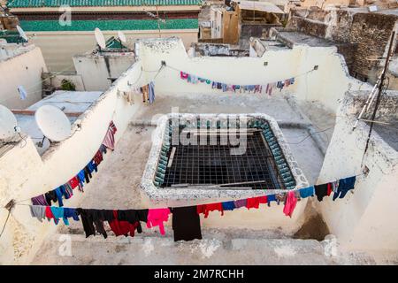 Asciugando i vestiti sulla terrazza sul tetto di una casa tradizionale nella medina araba di Fes, Marocco, Nord Africa Foto Stock
