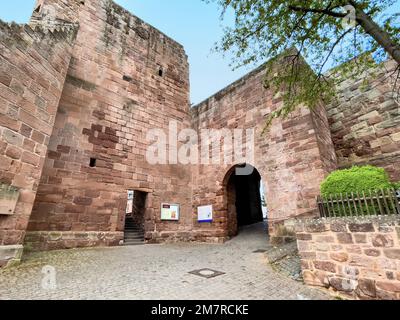 Vista dallo storico piccolo cortile del castello esterno Zwinger al cancello interno del castello cancello principale tardo edificio porta romanica, scale aggiunte in epoca moderna Foto Stock