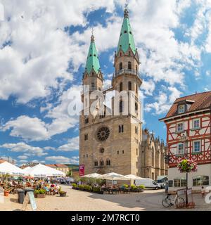 Caffè al mercato con la chiesa cittadina di nostra Signora, Meiningen, Werratal, Rhoen, Turingia, Germania, Meiningen, Turingia, Germania Foto Stock