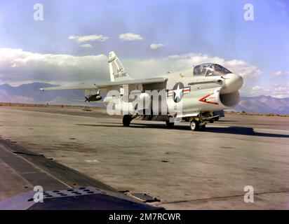 Una vista dal suolo anteriore destra di un aeromobile Corsair II LTV A-7E con un contenitore per strumentazione HARM e una bomba Mark 82 montata sotto la sua ala destra. Base: NAV Weapons Center, China Lake Stato: California (CA) Paese: Stati Uniti d'America (USA) Foto Stock