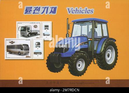 L'opuscolo con 2018 francobolli della Corea del Nord copre "veicoli" con trattore, camion e autobus Chollima-804 blu. Emesso dalla Korea Stamp Corporation. Foto Stock