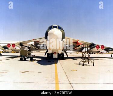 Vista frontale di un aereo parcheggiato B-52G Stratofortress. Paese: Sconosciuto Foto Stock