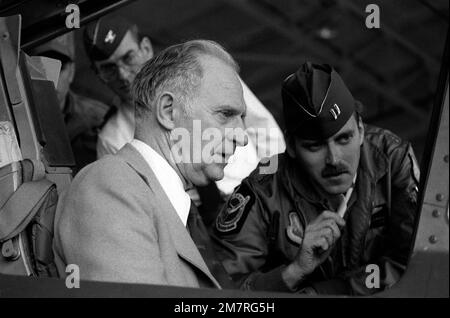Il Segretario dell'Aeronautica Verne Orr controlla l'abitacolo di un aereo Fairchild Republic A-10A Thunderbolt II, durante il suo tour della base. CAPT. Allenback spiega alcuni degli strumenti dell'abitacolo alla segretaria. Base: Myrtle Beach Air Force base Stato: South Carolina (SC) Paese: Stati Uniti d'America (USA) Foto Stock