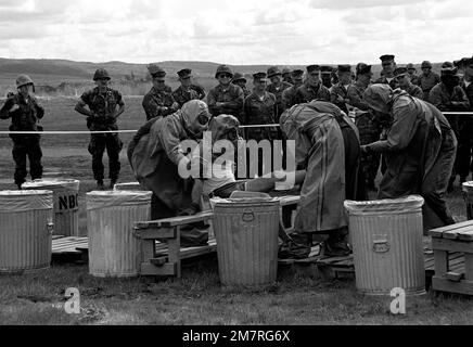 Una squadra di decontaminazione nucleare, biologica e chimica dimostra su uno dei loro membri. Il team è del 7th Engineers Battalion, 1st Marine Division, e sta dimostrando di fronte a un gruppo di dipendenti e ufficiali del San Diego Recruit Depot. Base: Marine Corps base Camp Pendleton Stato: California (CA) Paese: Stati Uniti d'America (USA) Foto Stock