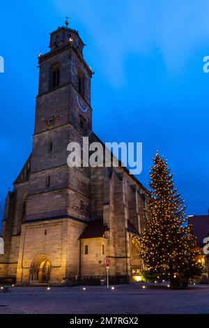 St George Minster, luci di Natale, albero di Natale, ora blu, centro storico, Dinkelsbuehl, Franconia media, Baviera, Germania Foto Stock