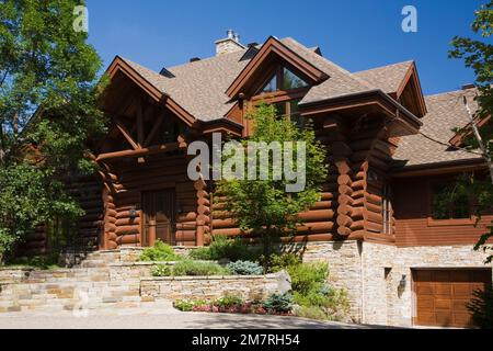 Marrone colorato lussuoso cottage scandinavo stile casa facciata in legno in estate. Foto Stock