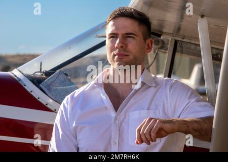 Un giovane pilota maschio con un Piper Super Cub Foto Stock