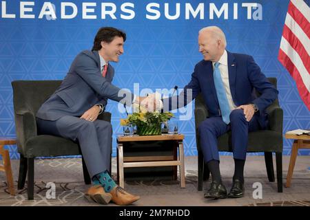 Città del Messico, Messico. 10th Jan, 2023. Il presidente degli Stati Uniti Joe Biden, a destra, scuote le mani con il primo ministro canadese Justin Trudeau, a sinistra, durante un incontro bilaterale a margine del vertice dei leader nordamericani, 10 gennaio 2023 a Città del Messico, Messico. Credit: Adam Schultz/White House Photo/Alamy Live News Foto Stock