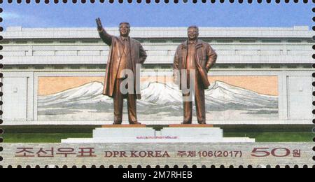 2017 timbro della Corea del Nord. Statue in bronzo di Kim il Sung e Kim Jong il. Mansu Hill Grand Monument, Pyongyang Foto Stock