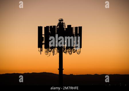 silhouette di antenne a torre per telefoni cellulari contro un cielo notturno Foto Stock