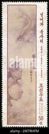 Francobollo 2017 della Corea del Nord con il dipinto tradizionale "Carpa e pesce assassino" dell'artista Jo Seok-jin (1853-1920). RPDC filatelia. Foto Stock